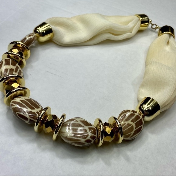 Vintage chunky beaded statement necklace with cream fabric - Picture 10 of 10
